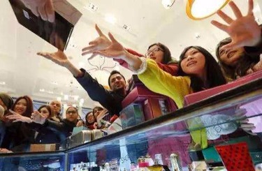 屄痒肏屄中国人依然爱赴日旅游 消费已由爆买转向网购